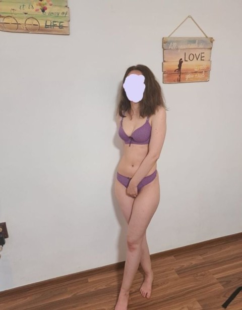 Antonia , Piercing in zona int...