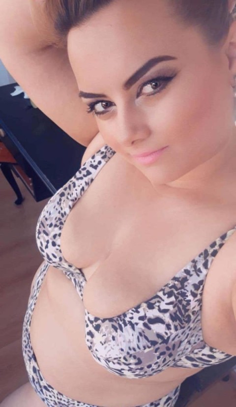 Brunetă sexy - imagine 312061