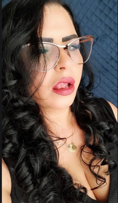 Femeie Sincera si Eleganta Cau...