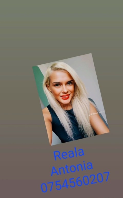 Baby girl brunetă doar deplasă...