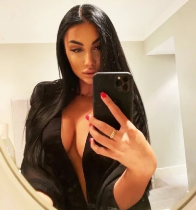 Bruneta de lux , Botoxata!.... senzuala!