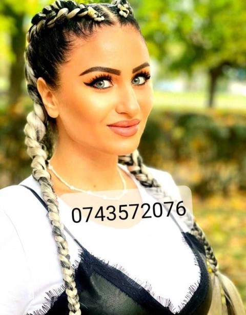 Bruneta ochii albastrii 25 ani...