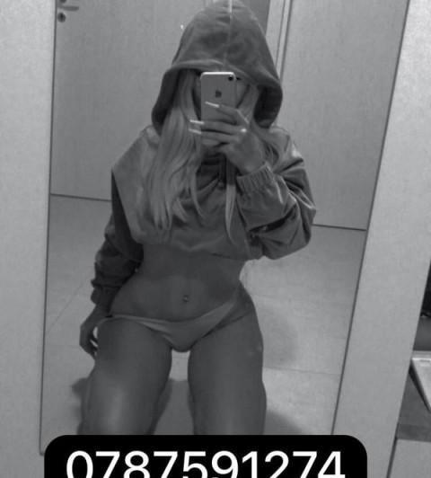 Singură in locație fac si deplasari