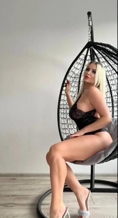 Brunetă 35 de ani lipovei