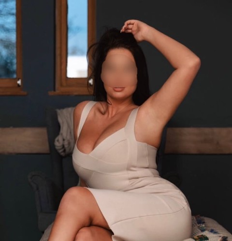 Monica, femeia blonda deschisa...