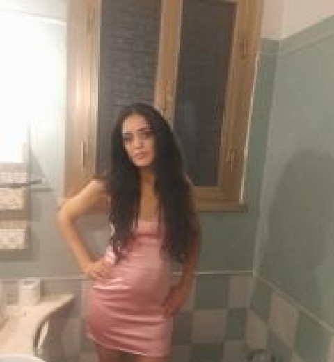 Bruneta siliconata - Tineretului