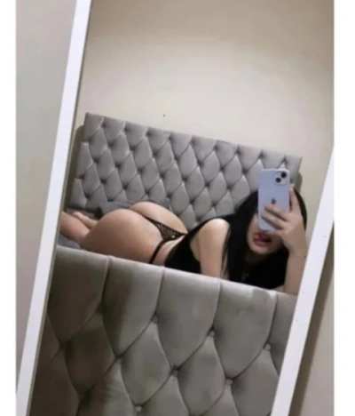 Brunetă reală fac si deplasări