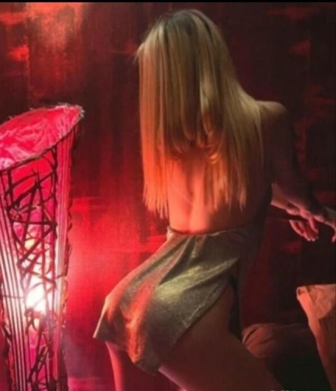 Bruneta sexy și senzuală cu sânii jucăuși seducătoarea și apetisantă - imagine 434289