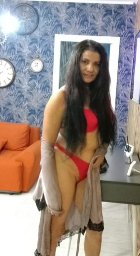 Buna, sunt Alina din Roman, ca...