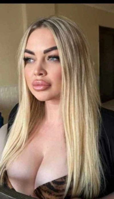 Buna sunt Adriana Doamna matura