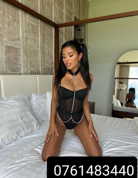 Aida, bruneta delicata din Pit...