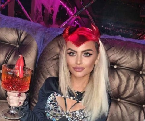 Blonda HOT fac deplasari doar ...