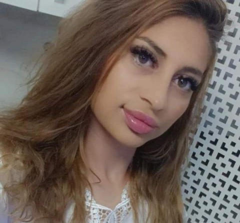 BRUNETA SLIM CU PIERCING IN LIMBA - imagine 497148