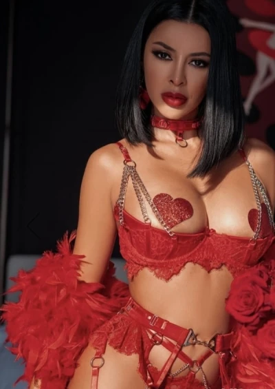 blonda siliconata la malul marii - imagine 548136