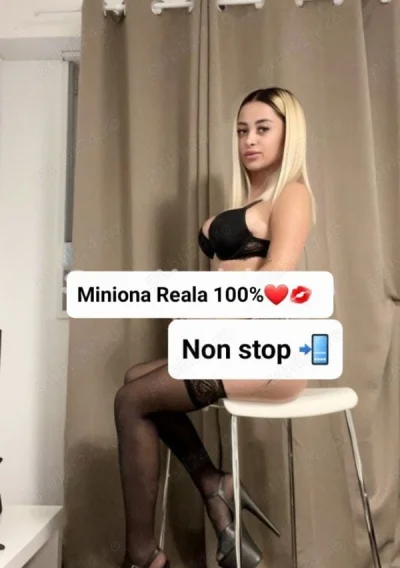 Bruneta cu farmec natural si zambet cuceritor