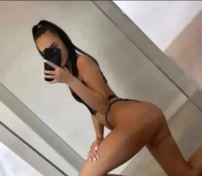 Bruneta seducătoare Deplasări