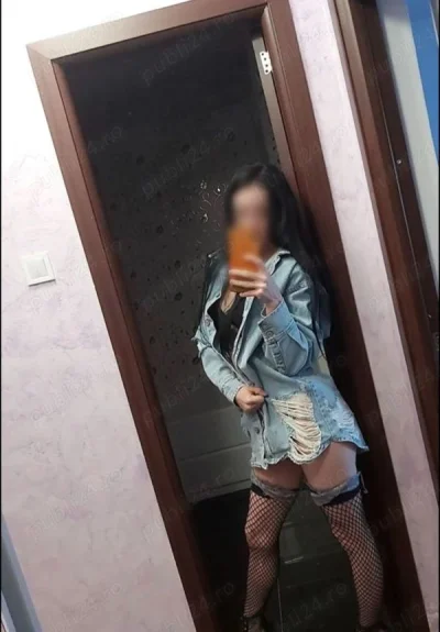 Bruneta Sexy prima oara în orașul tau