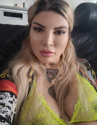 Fac deplasari! Doamna matura