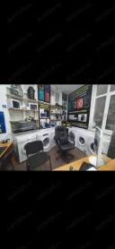 Barbat matur (varsta a 3-a), ofer favoruri de nerefuzat unei tinere dragute - imagine 1