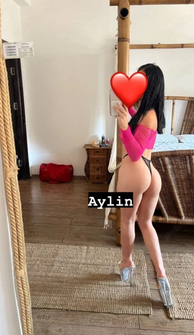 Blondă sexy cu stil si eleganț...