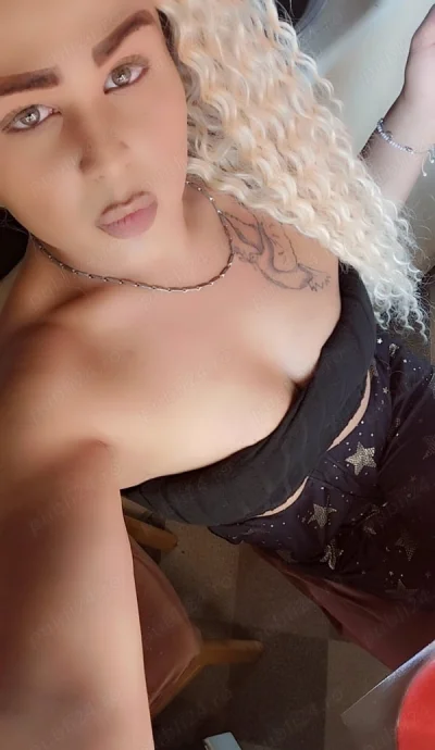 Curly Blondy Bomb la tine in oras