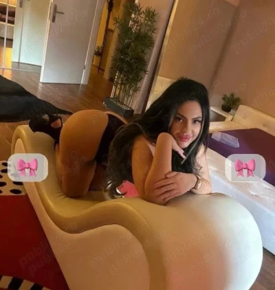 Singură în locație poze reale .