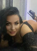 Brunetă cu forme apetisante - imagine 2