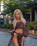 Buna ma numesc amyra sunt nou la tine în orasi - imagine 5