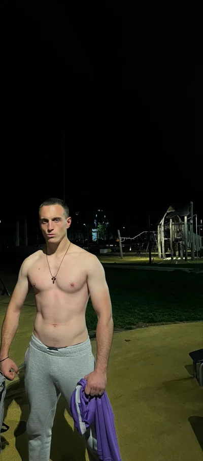 Băiat Atletic , 24 de ani,. perfect pentru o doamnă trans sau cis