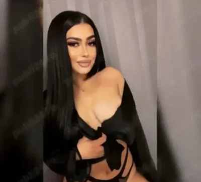 Ela nou in oraș, fac si deplasari