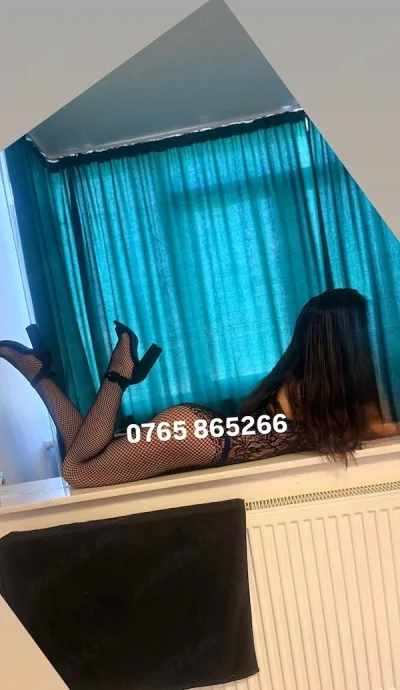 Brunețica jucăușă 18 ani