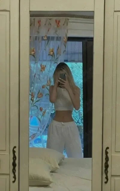 CITESTE descrierea!ALTFEL nu deranja cu neseriozitate!sunt Studenta.Lângă piata romana locuiesc!