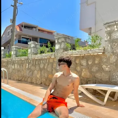 Salut sunt Alex am 28 de ani și sunt bi activ