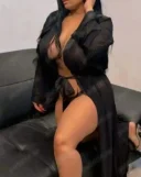 Bruneta cu forme dulce și apetisanta - imagine 1