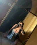 Brunetă minionă sânii mari - imagine 1