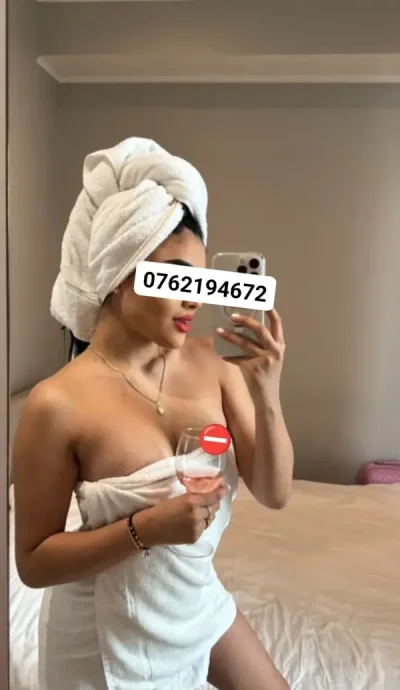 Bruneta sexy picioare lungi si piercing-uri