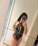 Brunetă sliim nouă în oraș - imagine 3