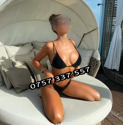 Nouă!! Brunetă Hot, Silicoane!!