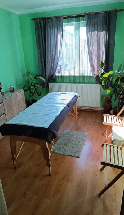 Maseur bărbat ofer masaj