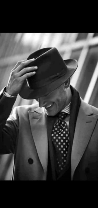 Tanar disponibil pentru doamne sau domnisoare (WhatsApp)