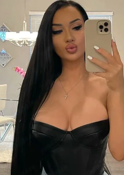 Monica bruneta cateva zile in zona