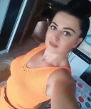 Brunetă cu bun simpt - imagine 3