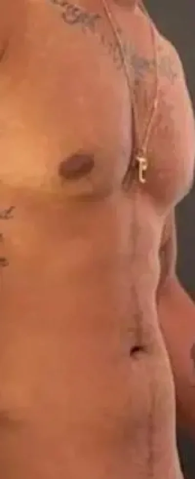 Bună ziua, sunt un tânăr asiatic chipeș... Sunt schimbarea pe care o cauți...