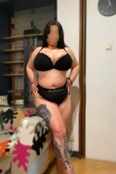 Brunetă incendiară Farmec, dorință și stil