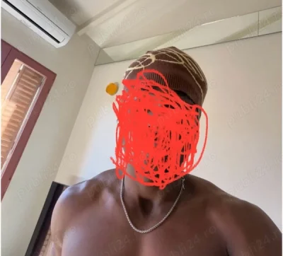 Un bărbat negru în București ,accept cuplu femeie singură.