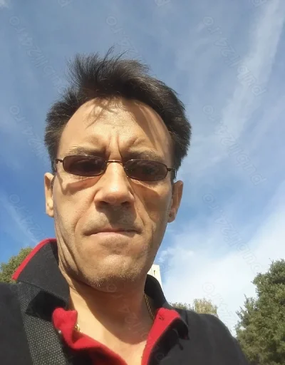 Bună! Nu sunt nici făt frumos, dar nici urât !