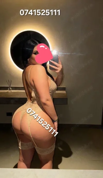 Brunetă voluntată cu forme