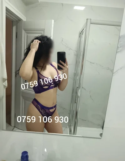 Nouă în oraș (deplasări și locație),piercing în limbă