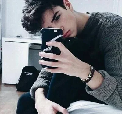 Bună sunt catalin am 27 de ani ofer momente de neuitat sunt băiat bine dotat