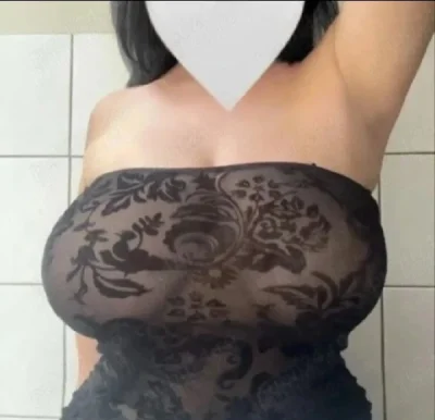 Bruneta cu forme la tine în oraș